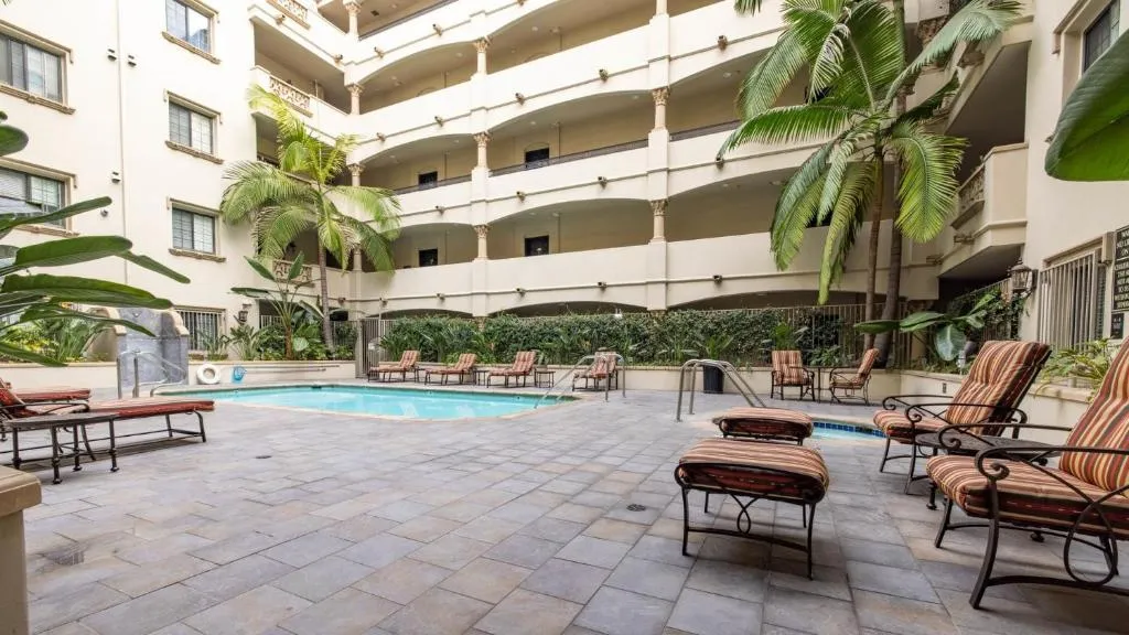 Vue de la piscine de Holiday in LA avec chaises longues