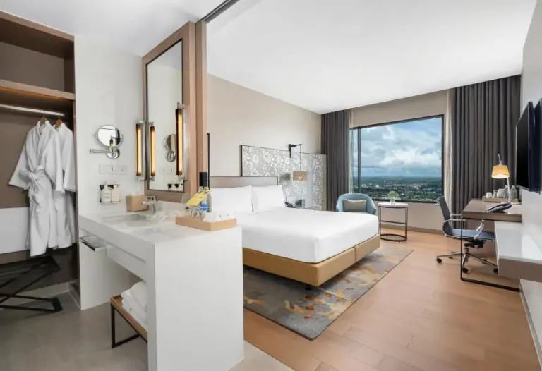Einladendes Gästezimmer im Holiday Inn & Suites Rayong City Centre by IHG