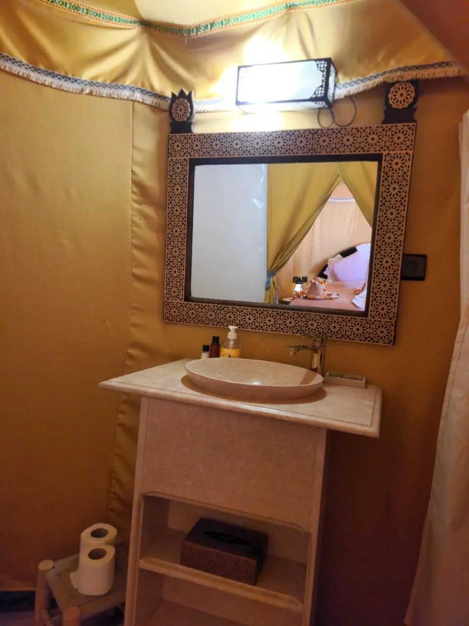 Badezimmerbereich in einem Deluxe-Zelt im Horaz luxury Camp in Merzouga