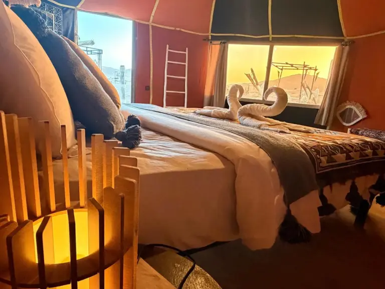 Gemütliches Interieur eines Deluxe-Zelts im Horaz luxury Camp in Merzouga