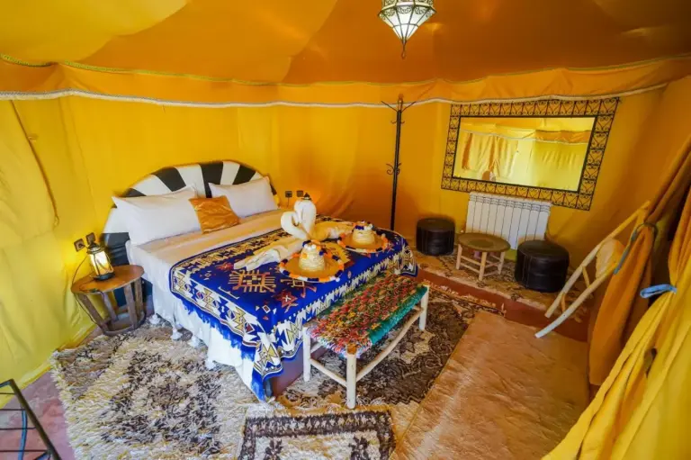 Innenansicht eines Deluxe-Zelts im Horaz luxury Camp in Merzouga