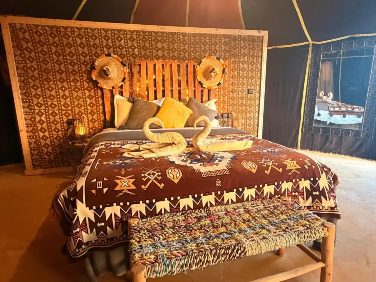 Stilvoll gestaltetes Zeltinterieur im Horaz luxury Camp in Merzouga