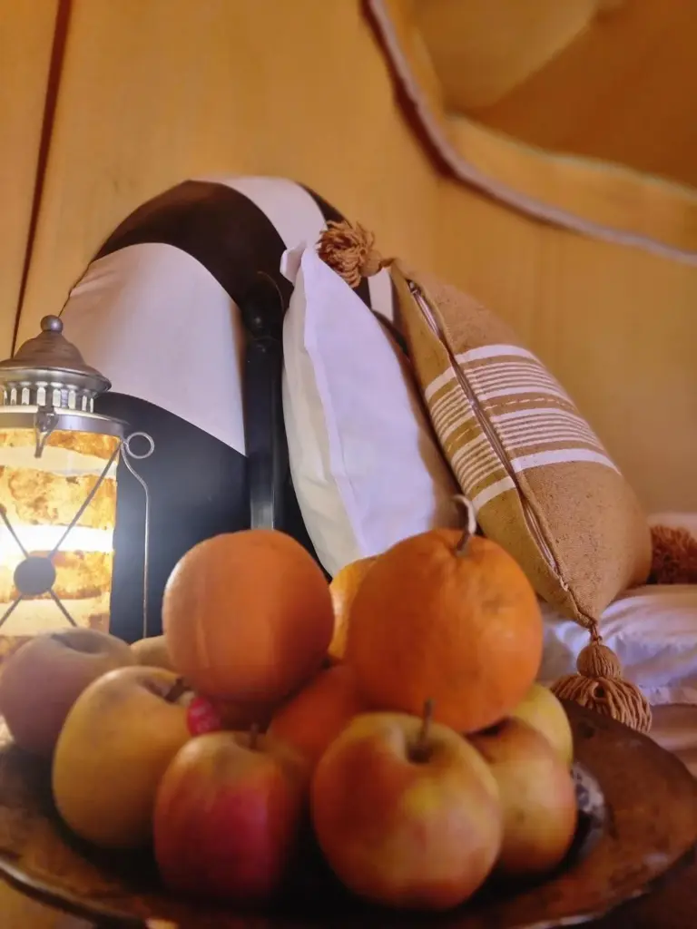 Frisches Obst in einem Deluxe-Zelt im Horaz luxury Camp in Merzouga