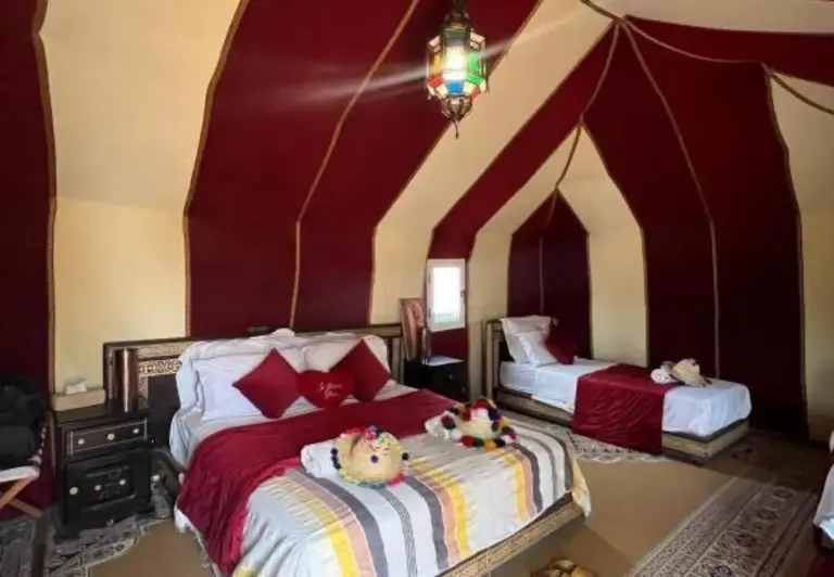 Interior colorido de la tienda en Host Luxury Camp en Merzouga