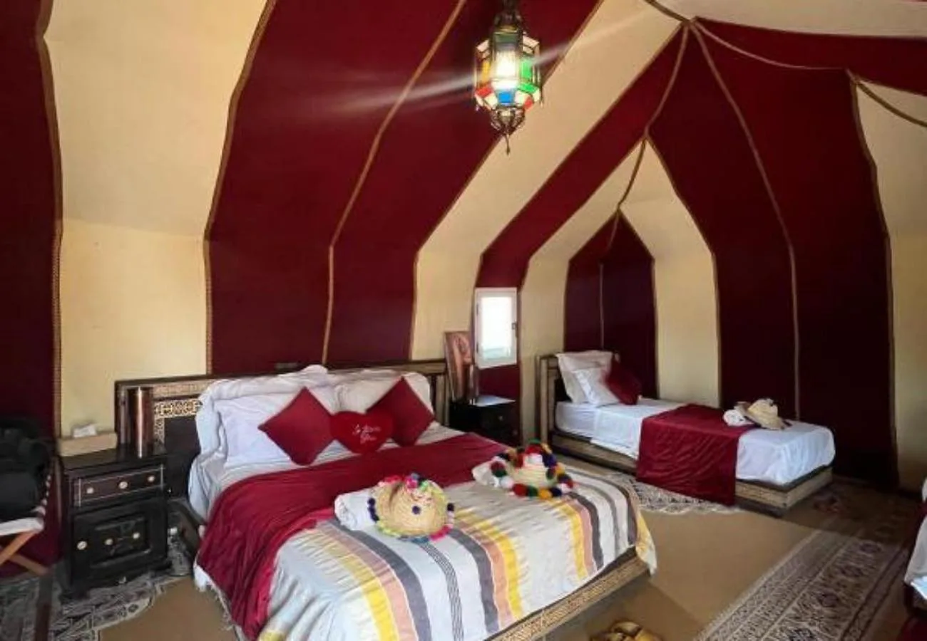 Interior colorido de la tienda en Host Luxury Camp en Merzouga