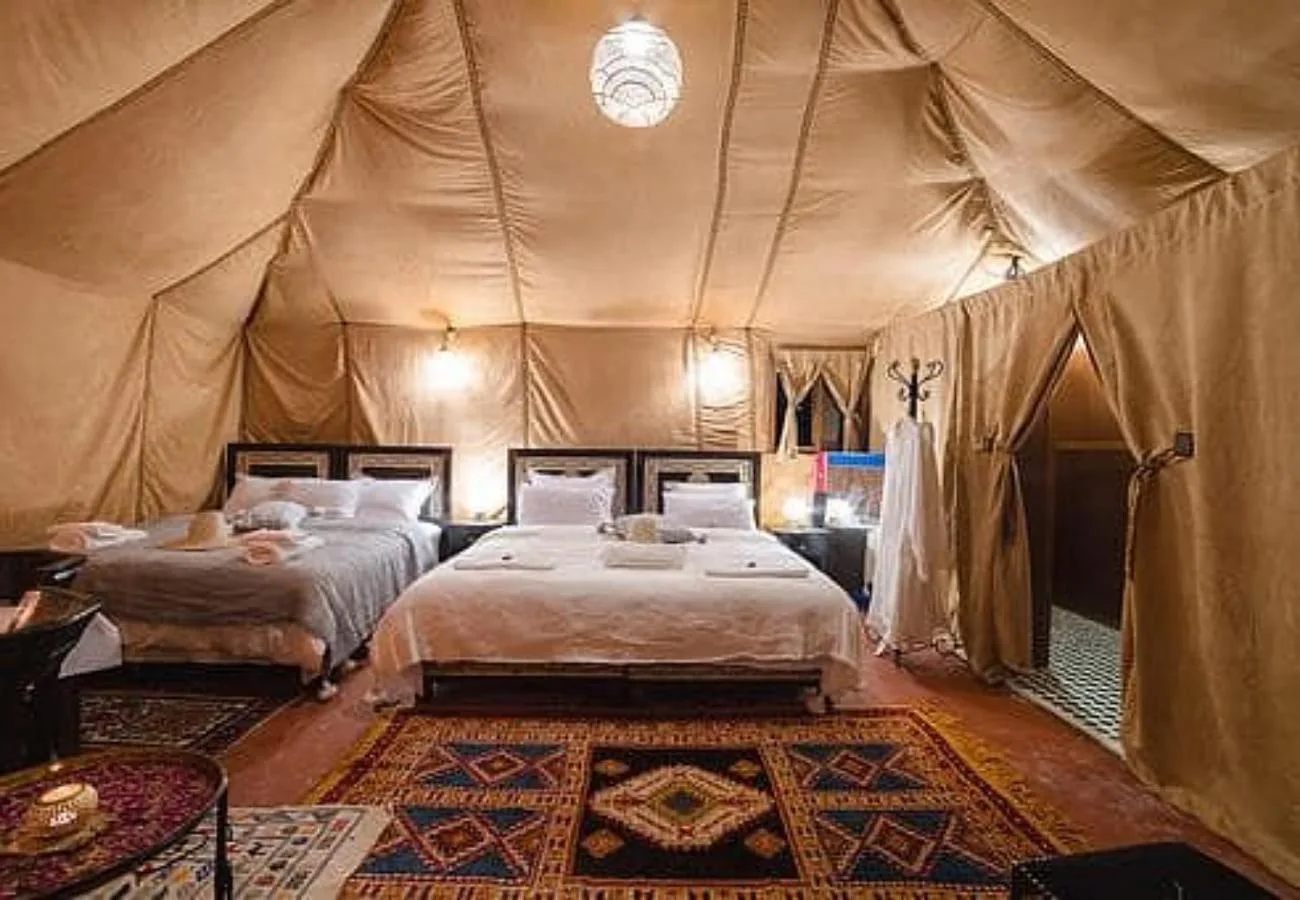 Amplia tienda familiar en Host Luxury Camp en Merzouga