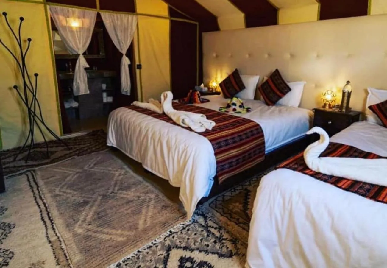 Diseño de habitación moderno en Host Luxury Camp en Merzouga