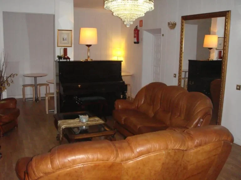 Área de estar en Hostal Riesco en Madrid