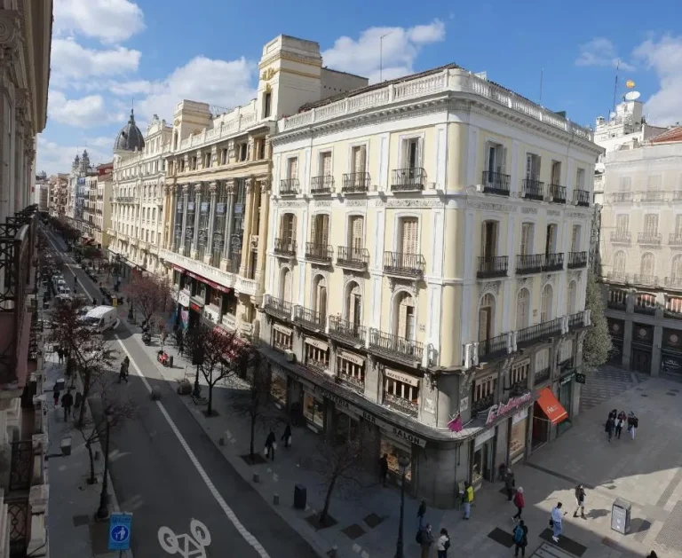 Vista de la calle cerca del Hostal Riesco en Madrid