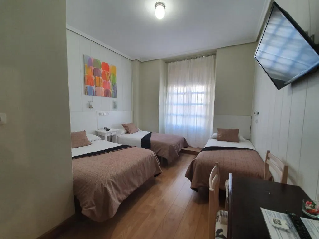 Triple room at Hostal Riesco in Madrid
