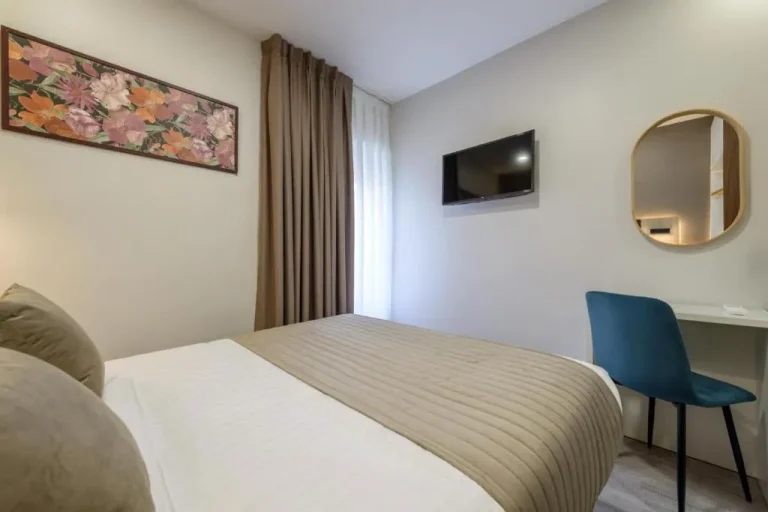 Cozy Room at Hostal Sun Gate in Madrid