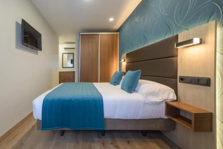 Elegant Double Room at Hostal Sun Gate in Madrid