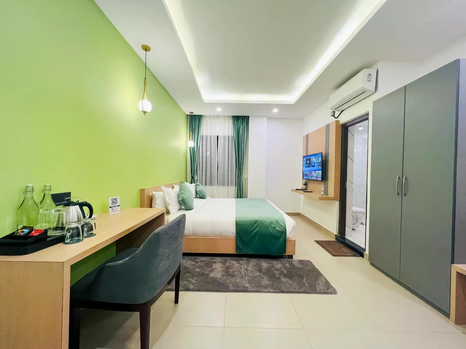 Hotel Aikawa in Sauraha modernes Badezimmer mit Fliesen in Marmoroptik, Dusche und Waschtisch