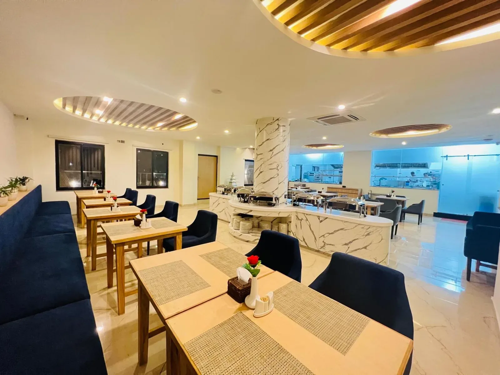Hotel Aikawa in Sauraha Restaurantbereich mit Tischen und moderner Bestuhlung