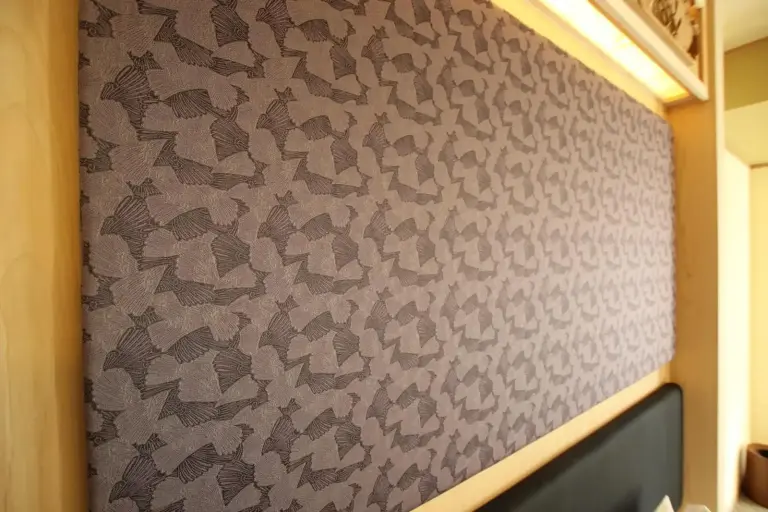 Patrón decorativo de pared en una habitación de Hotel Alza Kyoto