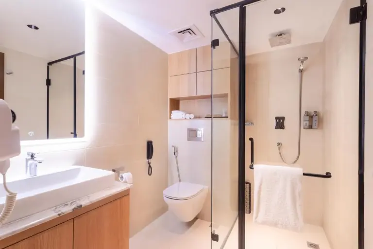 Salle de bains moderne à Hotel Ashwatth à Birtamod avec douche, lavabo et toilettes