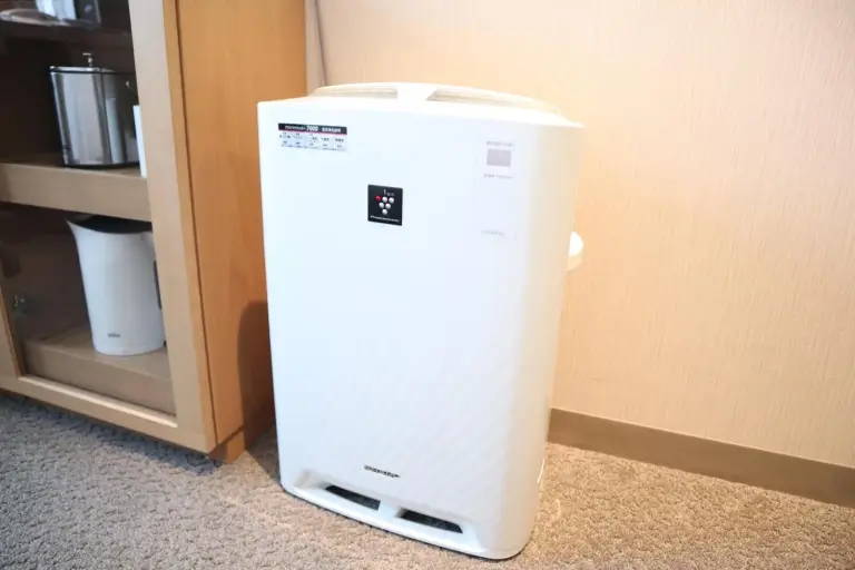 Luftreiniger in einem Gästezimmer im Hotel Associa Shizuoka