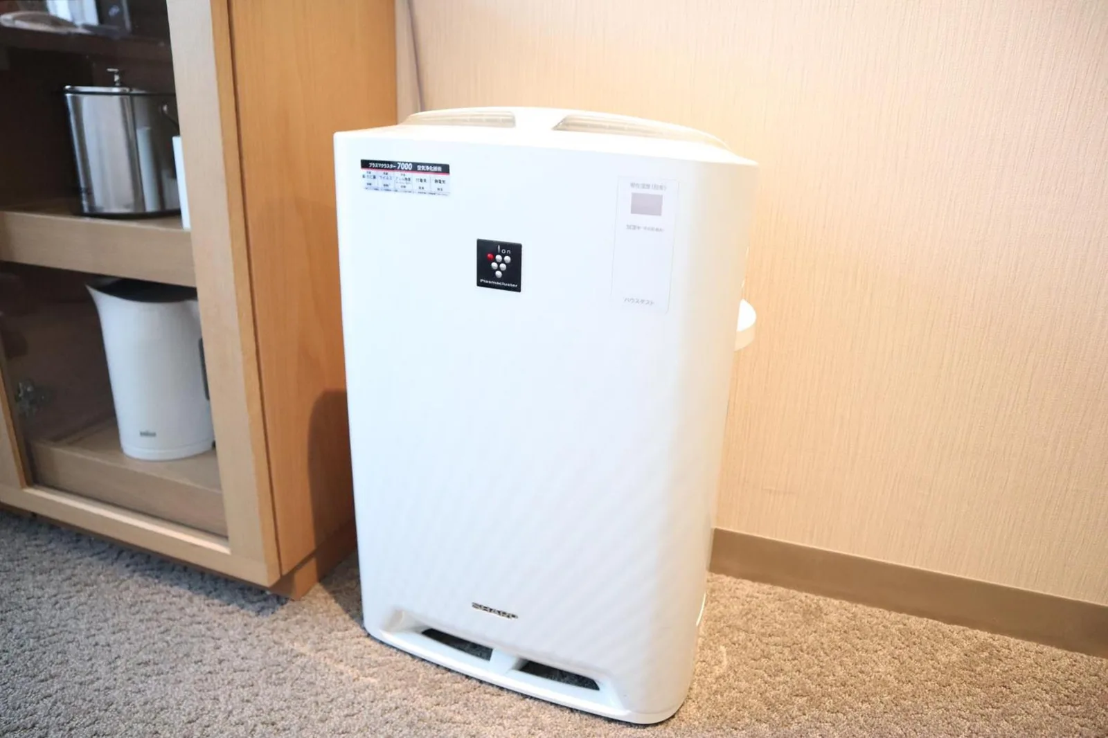 Luftreiniger in einem Gästezimmer im Hotel Associa Shizuoka