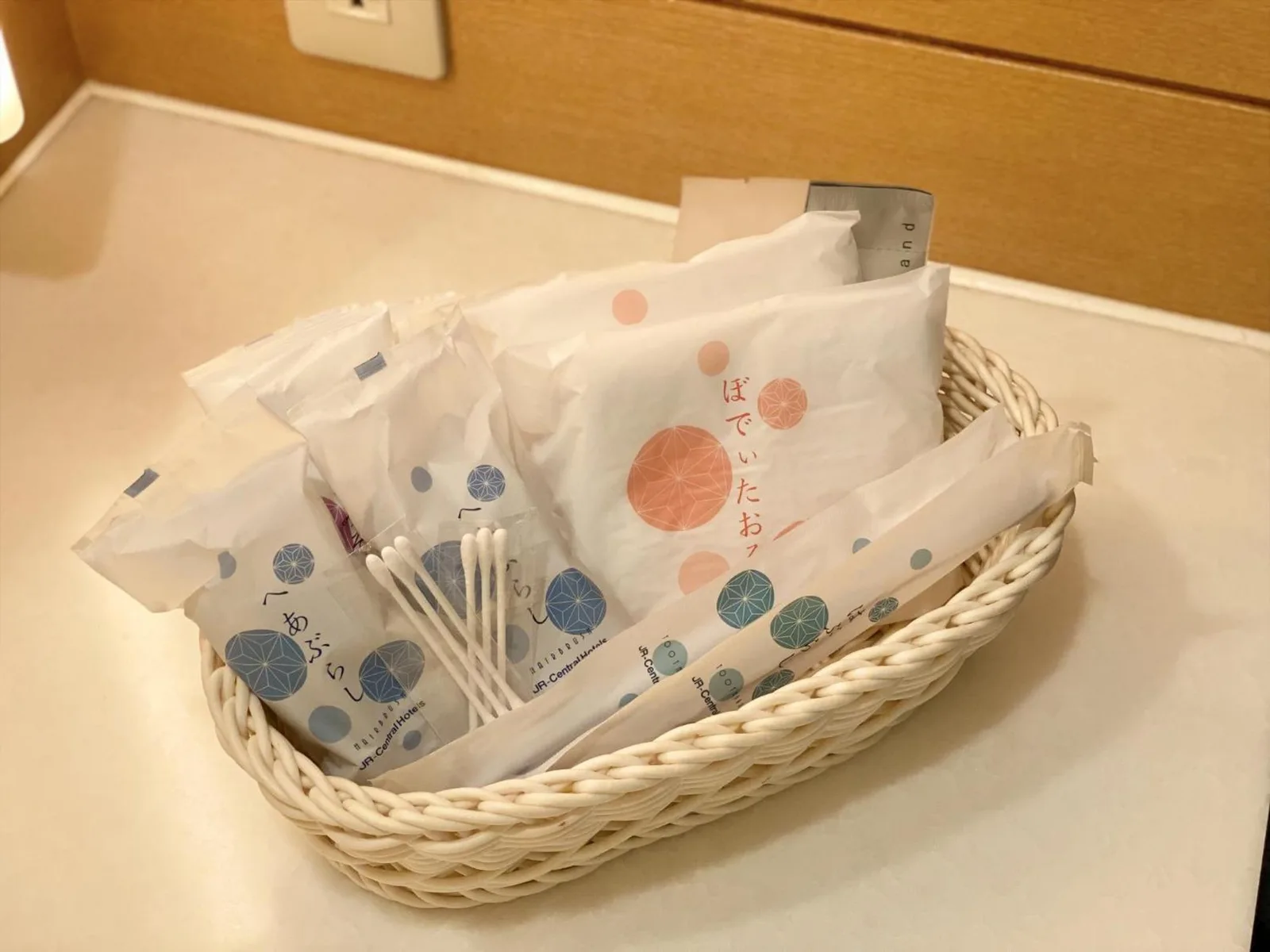 Ausstattungskorb im Zimmer des Hotel Associa Shizuoka mit Pflegeprodukten und Utensilien