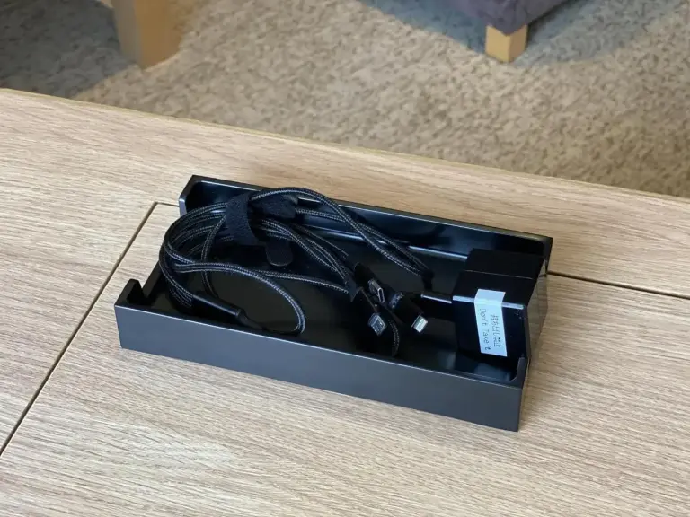 Ladekabel und Zubehörtablett in einem Gästezimmer im Hotel Associa Shizuoka