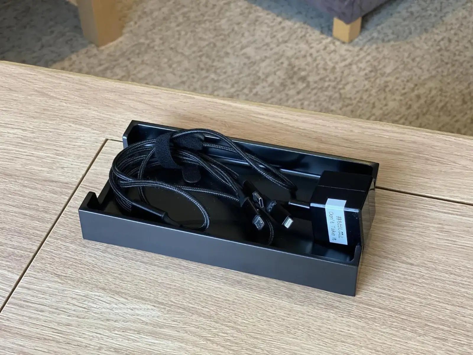 Ladekabel und Zubehörtablett in einem Gästezimmer im Hotel Associa Shizuoka