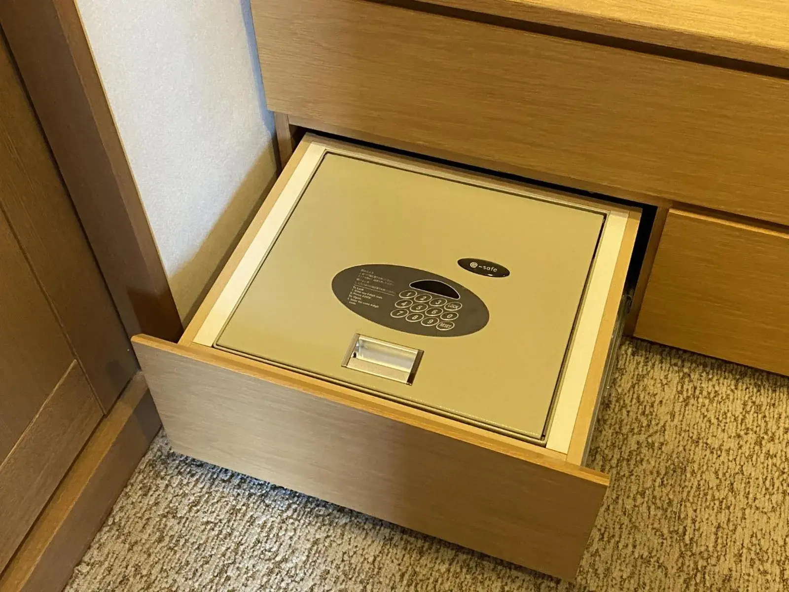 Schublade des Zimmersafes im Hotel Associa Shizuoka