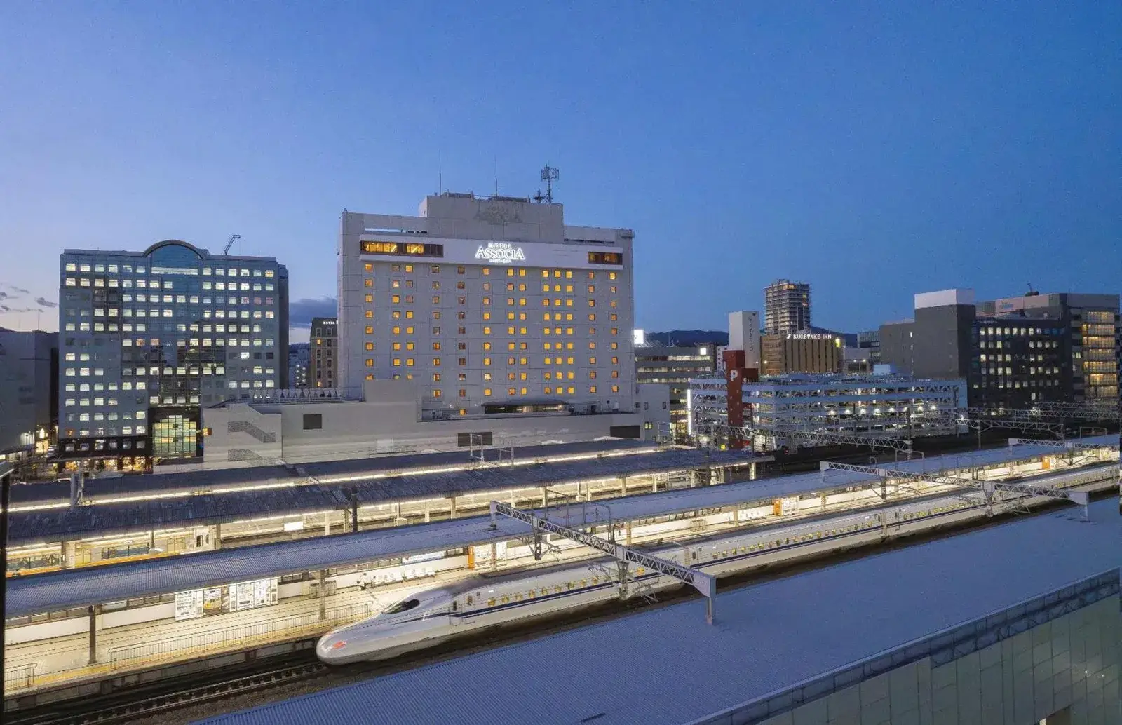 Hotel Associa Shizuoka in Shizuoka mit Blick auf die Stadt und den Shizuoka Station bei Dämmerung