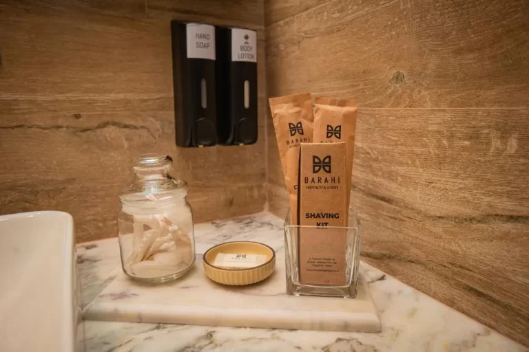 Trousse de rasage et lotion à l'Hôtel Barahi Kathmandu