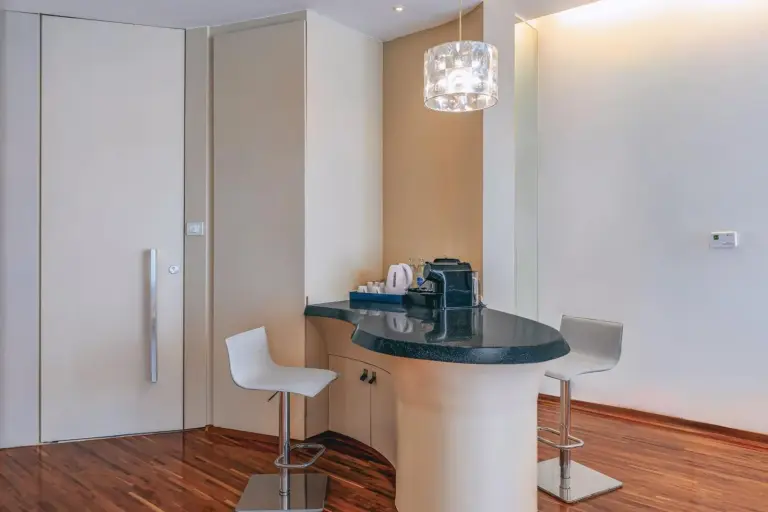 Zona de baño moderna en Hotel Baraquda Heeton Pattaya by Compass Hospitality con bañera redonda y tocador