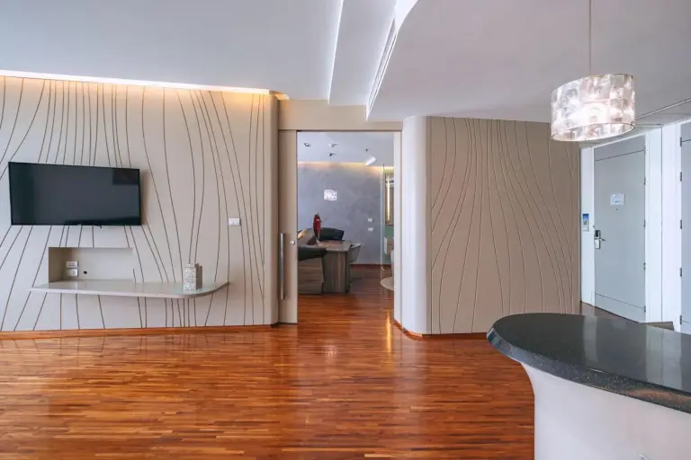 Zona compacta de cocina americana en Hotel Baraquda Heeton Pattaya by Compass Hospitality con asientos en la barra