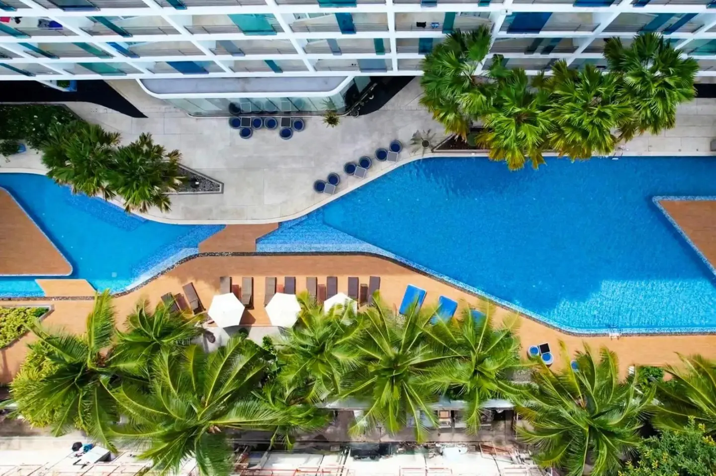 Vista aérea de la piscina en Hotel Baraquda Heeton Pattaya by Compass Hospitality en Pattaya