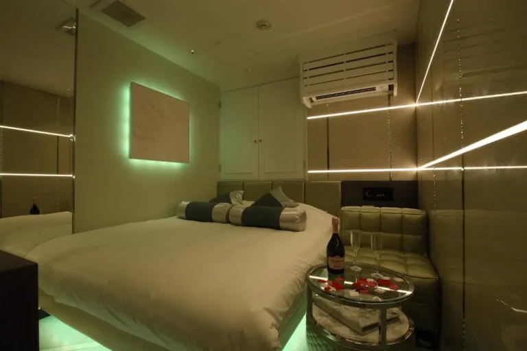 Interior detallado de una habitación en el Hotel Blanche, Tokio