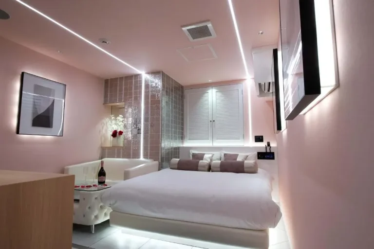 Habitación de temática rosa en Hotel Blanche, Tokio