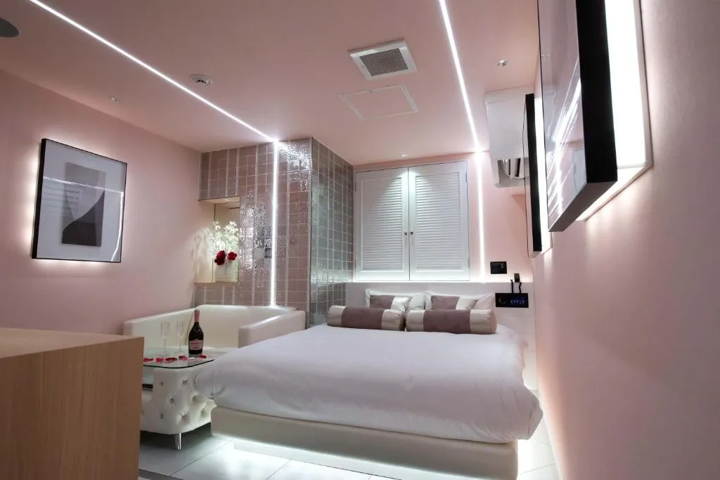 Habitación de temática rosa en Hotel Blanche, Tokio