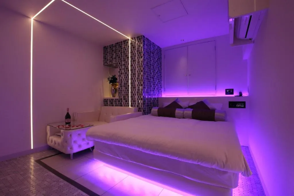 Iluminación púrpura en una suite en Hotel Blanche, Tokio
