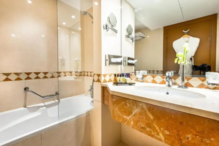 Luxuriöses Badezimmer im Hotel Borj Rabat mit Marmoroberflächen