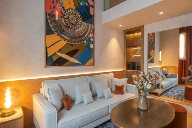 Obra de arte colorida en la zona de estar de Hôtel Burdigala
