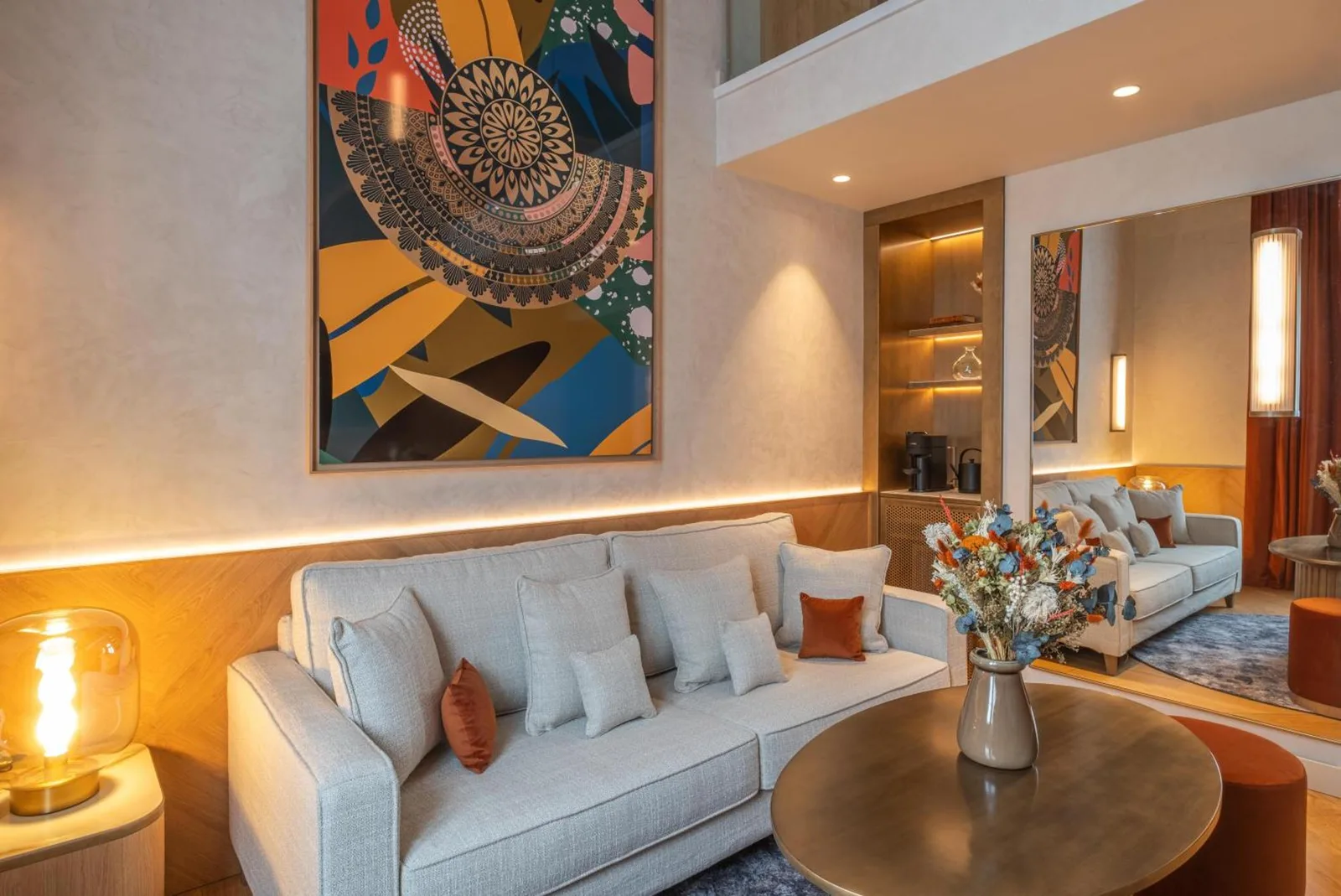 Obra de arte colorida en la zona de estar de Hôtel Burdigala