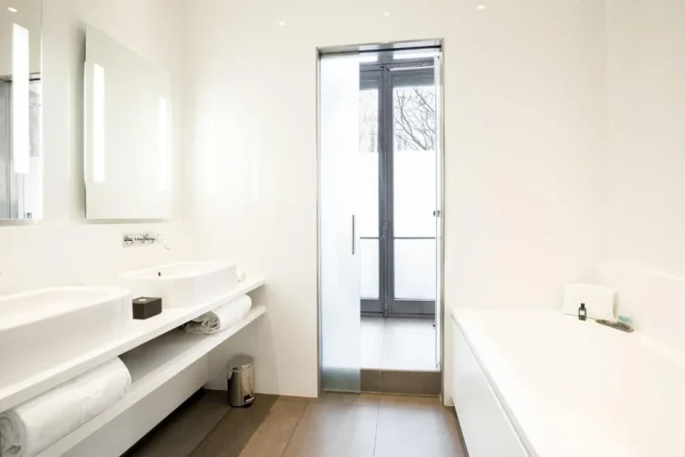 Espace bain moderne à l'Hôtel C2 à Marseille