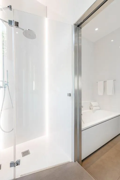 Espace douche élégant à l'Hôtel C2 à Marseille