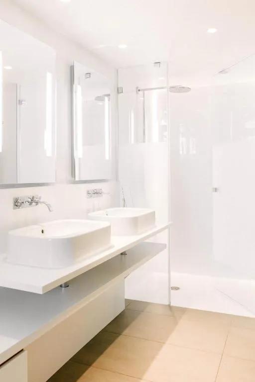 Salle de bain élégante à l'Hôtel C2 à Marseille