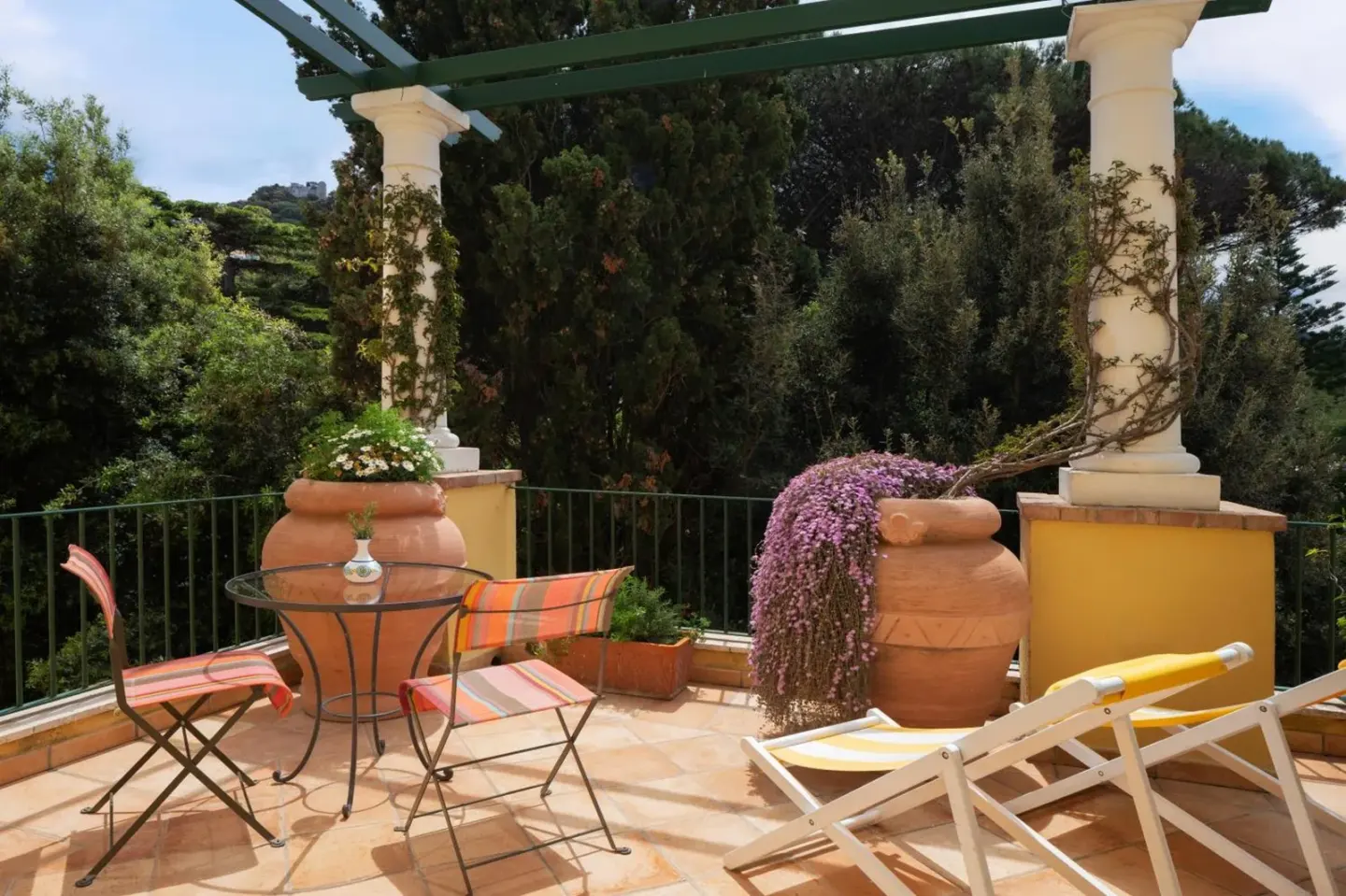 Balcon avec vue et sièges à l'Hôtel Caesar Augustus