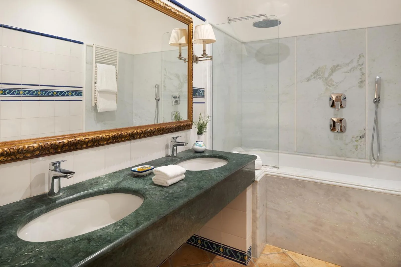 Salle de bain avec des caractéristiques en marbre à l'Hôtel Caesar Augustus