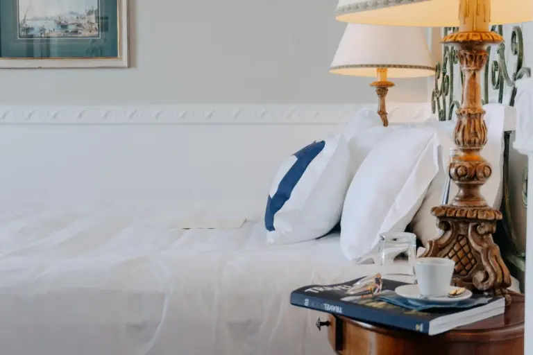 Agencement élégant de la chambre au Hotel Caesar Augustus