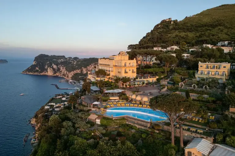 Vue panoramique de l'Hôtel Caesar Augustus à Capri surplombant la mer