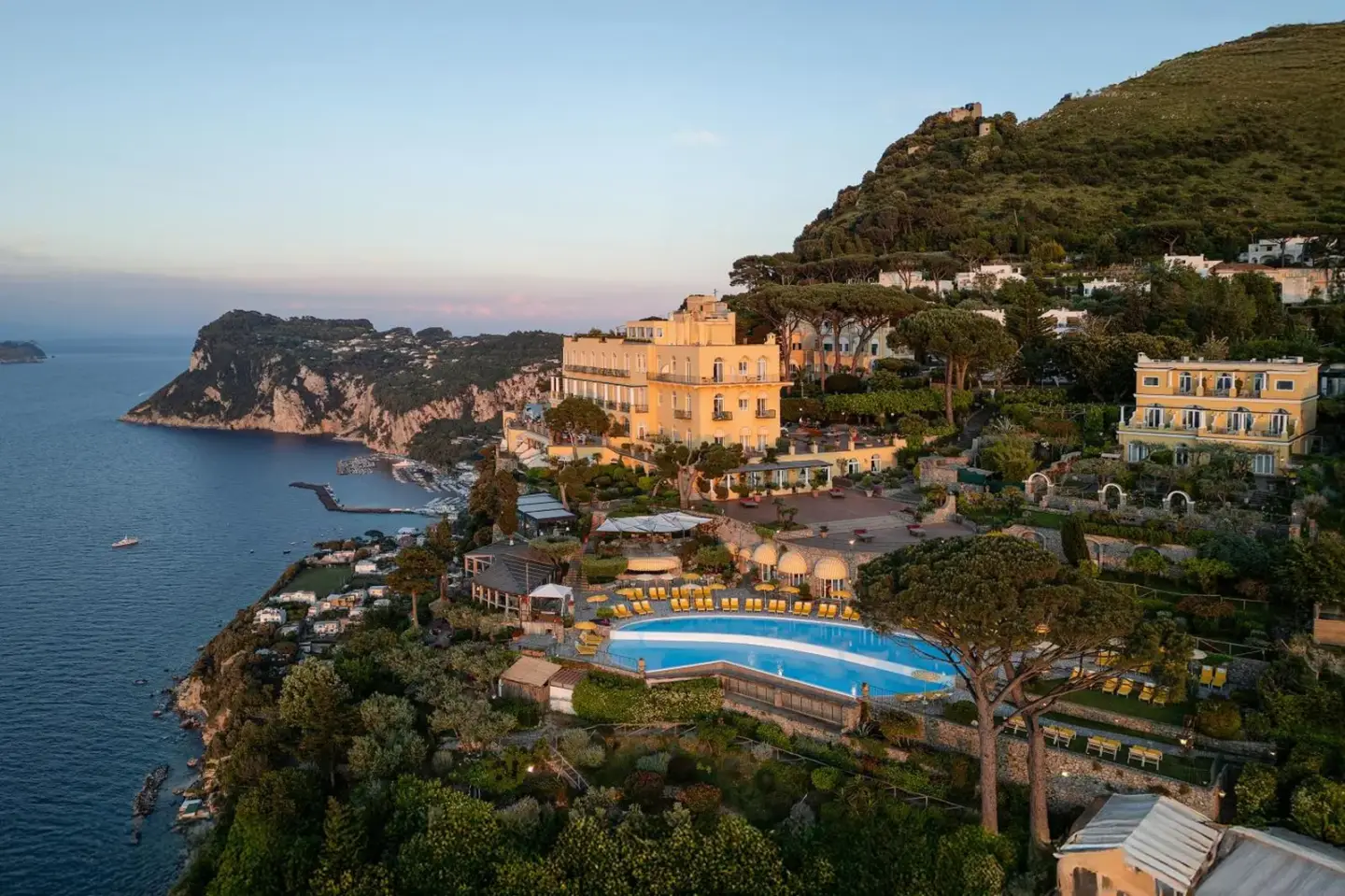 Vue panoramique de l'Hôtel Caesar Augustus à Capri surplombant la mer