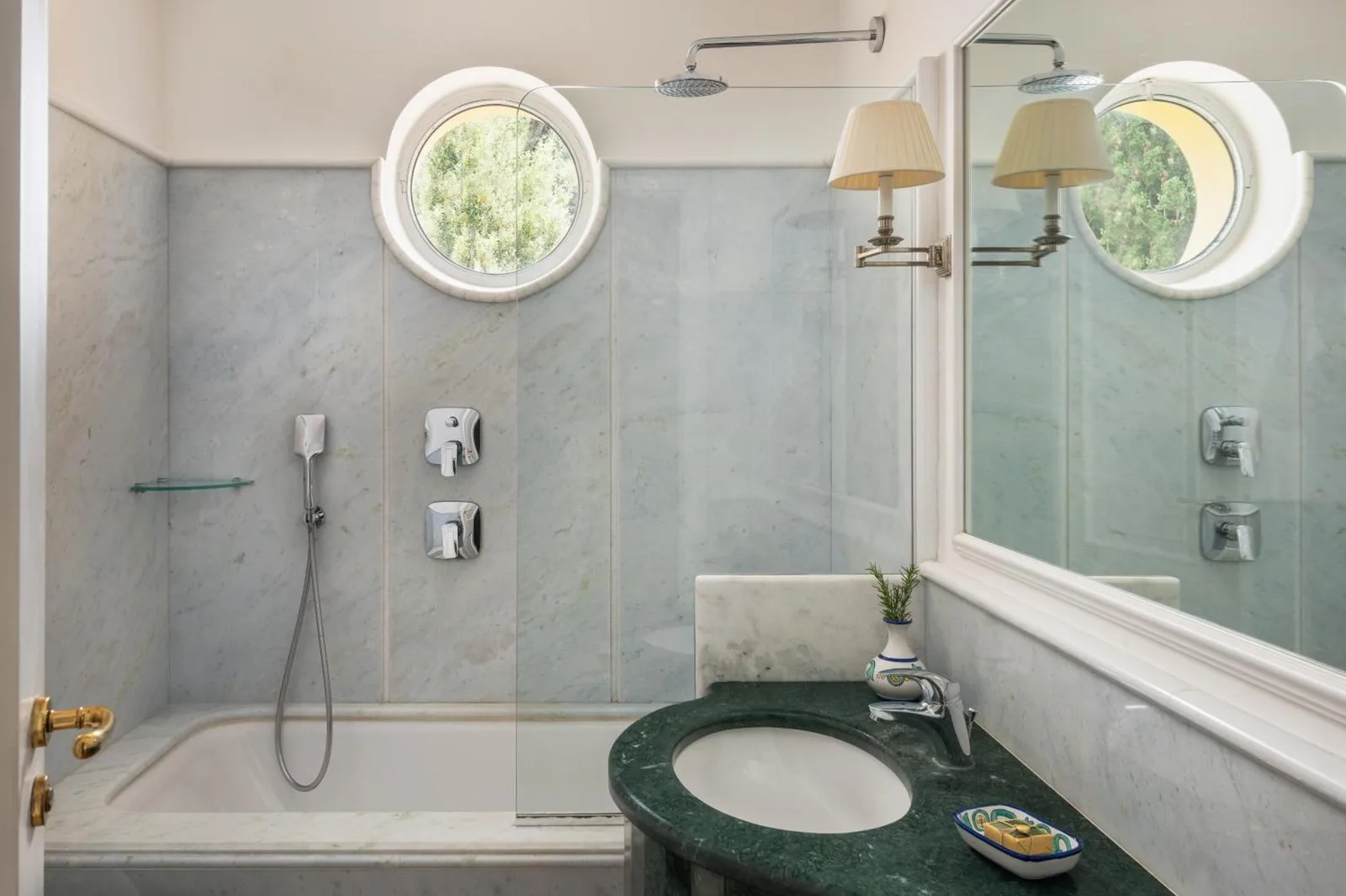 Design de salle de bain moderne à l'Hôtel Caesar Augustus