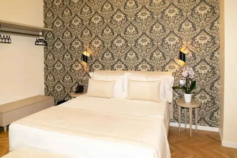 Une chambre d'amis élégante au Hotel Caravita à Rome avec des détails luxueux.