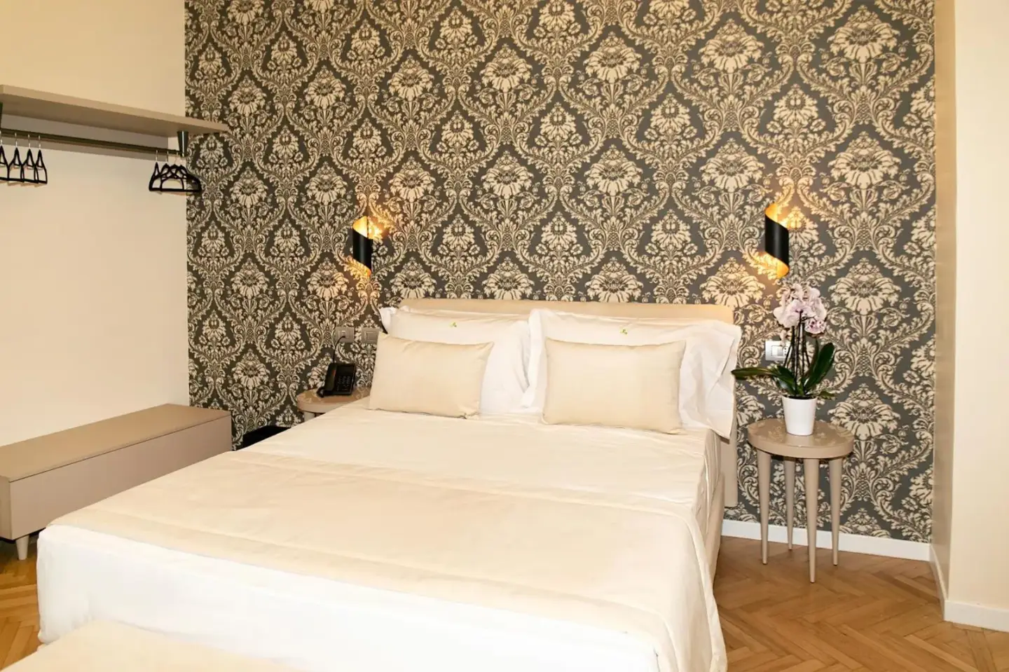 Une chambre d'amis élégante au Hotel Caravita à Rome avec des détails luxueux.