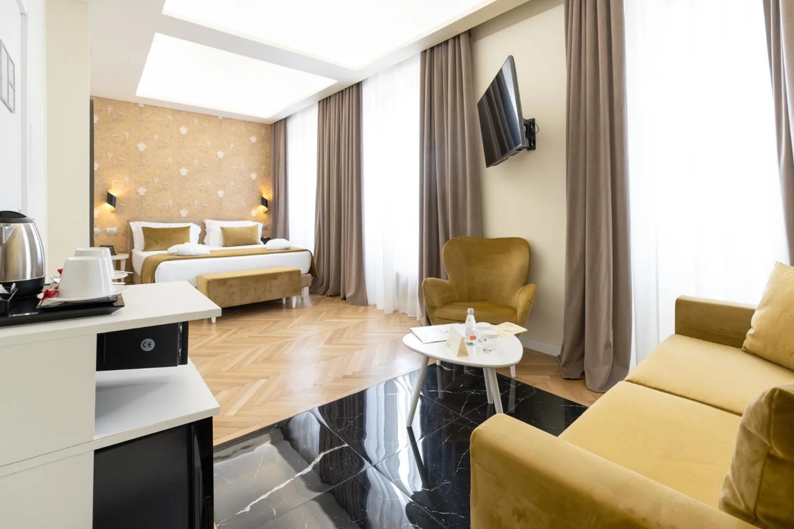 Une chambre élégante avec des touches rouges au Hotel Caravita à Rome.